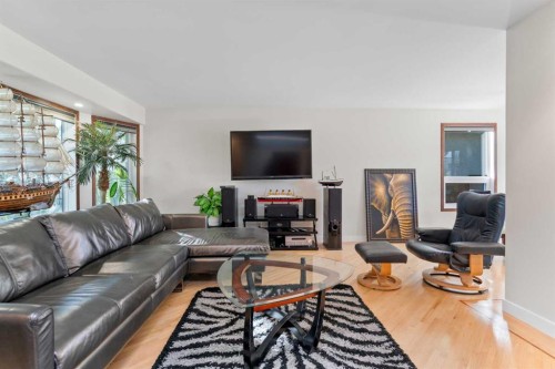 436 Attica Drive Se, Calgary, AB - Indoor Photo Showing Living Room