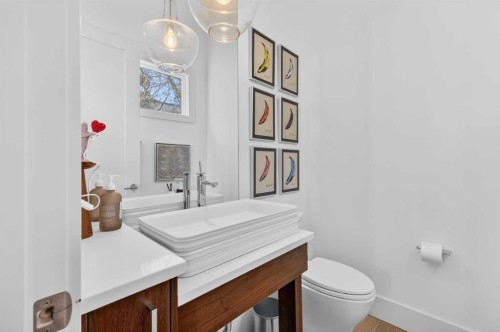 3936 1A Street Sw, Calgary, AB - Indoor Photo Showing Bathroom
