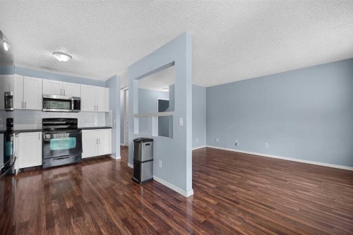 12-14736 Deerfield Drive Se, Calgary, AB - Indoor Photo Showing Kitchen