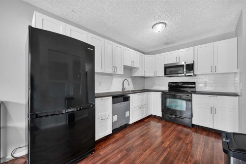 12-14736 Deerfield Drive Se, Calgary, AB - Indoor Photo Showing Kitchen