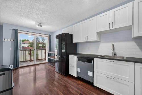 12-14736 Deerfield Drive Se, Calgary, AB - Indoor Photo Showing Kitchen