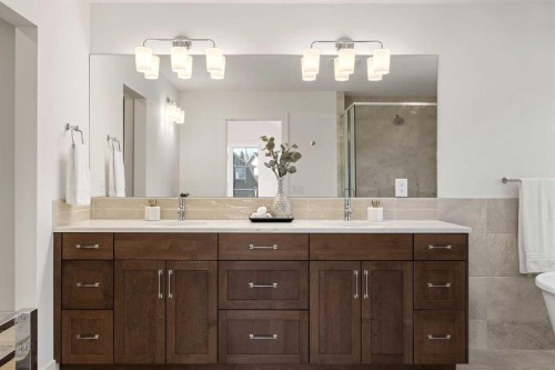 460 Discovery Place Sw, Calgary, AB - Indoor Photo Showing Bathroom