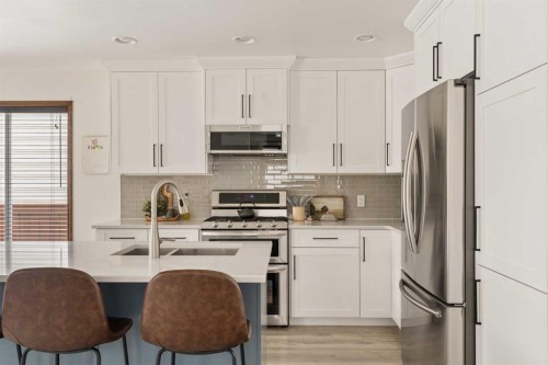 4331 Elgin Avenue Se, Calgary, AB - Indoor Photo Showing Kitchen