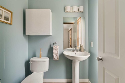 4331 Elgin Avenue Se, Calgary, AB - Indoor Photo Showing Bathroom