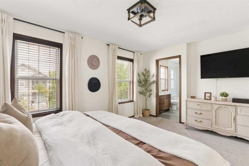 4331 Elgin Avenue Se, Calgary, AB - Indoor Photo Showing Bedroom