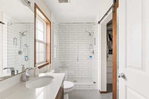 4331 Elgin Avenue Se, Calgary, AB - Indoor Photo Showing Bathroom