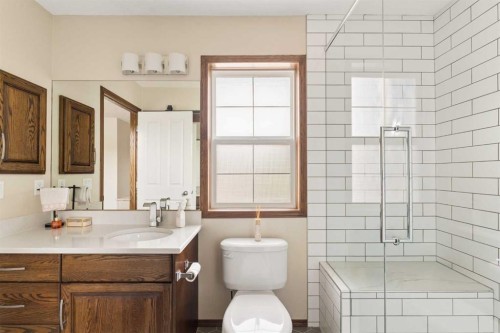 4331 Elgin Avenue Se, Calgary, AB - Indoor Photo Showing Bathroom