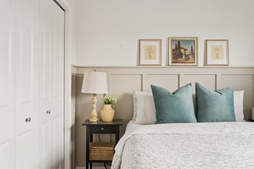 4331 Elgin Avenue Se, Calgary, AB - Indoor Photo Showing Bedroom