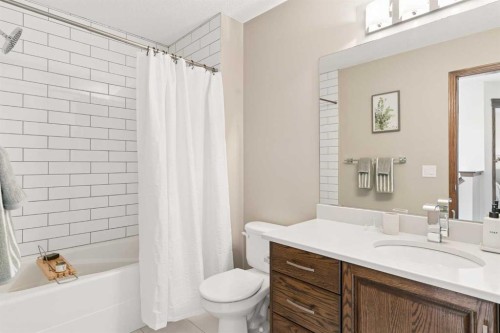4331 Elgin Avenue Se, Calgary, AB - Indoor Photo Showing Bathroom