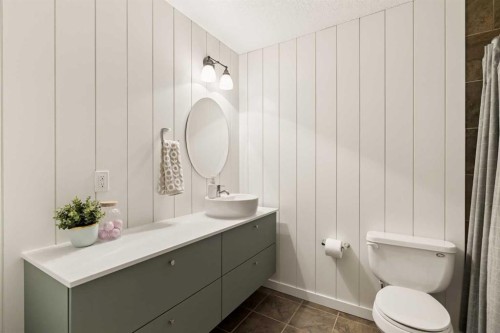 4331 Elgin Avenue Se, Calgary, AB - Indoor Photo Showing Bathroom