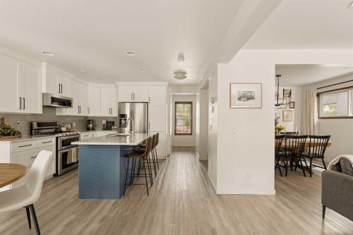4331 Elgin Avenue Se, Calgary, AB - Indoor Photo Showing Kitchen With Upgraded Kitchen