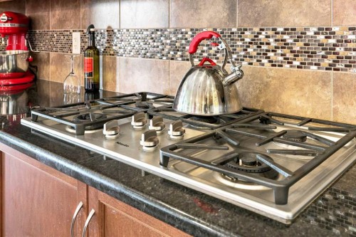 14 Ridge View Place, Cochrane, AB - Indoor Photo Showing Kitchen