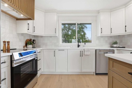 5439 Dalrymple Crescent Nw, Calgary, AB - Indoor Photo Showing Kitchen With Upgraded Kitchen