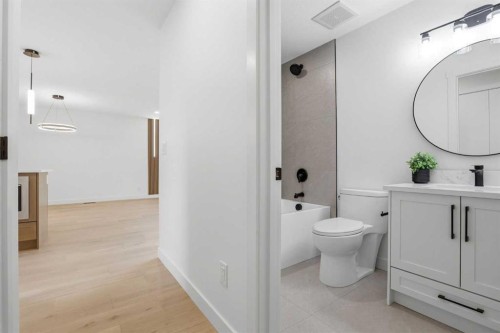 5439 Dalrymple Crescent Nw, Calgary, AB - Indoor Photo Showing Bathroom