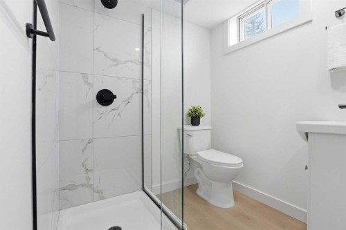 5439 Dalrymple Crescent Nw, Calgary, AB - Indoor Photo Showing Bathroom