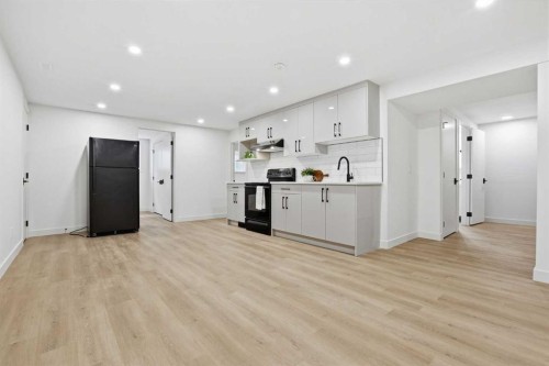 5439 Dalrymple Crescent Nw, Calgary, AB - Indoor Photo Showing Kitchen