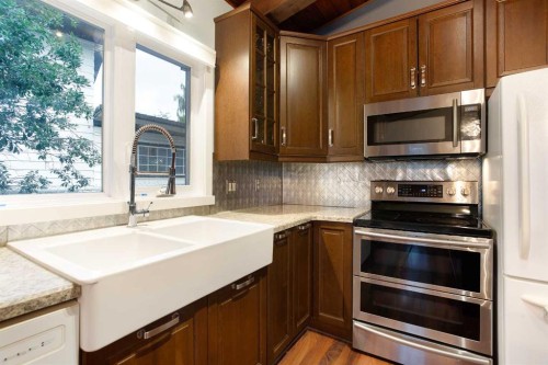 15 Southdale Bay Sw, Calgary, AB - Indoor Photo Showing Kitchen With Double Sink