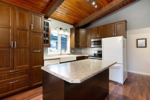 15 Southdale Bay Sw, Calgary, AB - Indoor Photo Showing Kitchen
