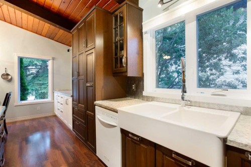 15 Southdale Bay Sw, Calgary, AB - Indoor Photo Showing Kitchen With Double Sink