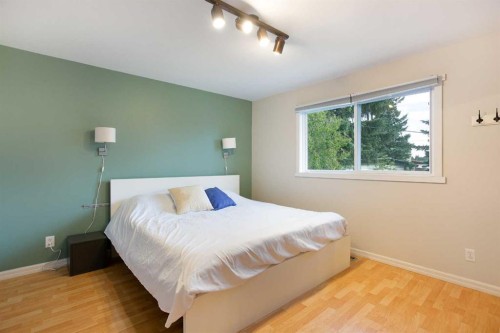 15 Southdale Bay Sw, Calgary, AB - Indoor Photo Showing Bedroom