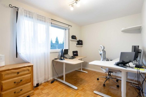 15 Southdale Bay Sw, Calgary, AB - Indoor Photo Showing Office