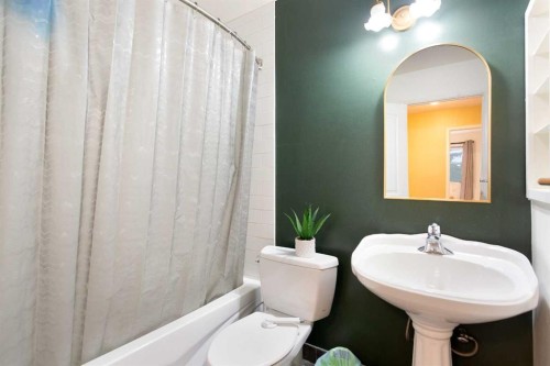 15 Southdale Bay Sw, Calgary, AB - Indoor Photo Showing Bathroom