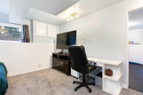 15 Southdale Bay Sw, Calgary, AB - Indoor Photo Showing Office
