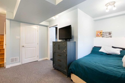 15 Southdale Bay Sw, Calgary, AB - Indoor Photo Showing Bedroom
