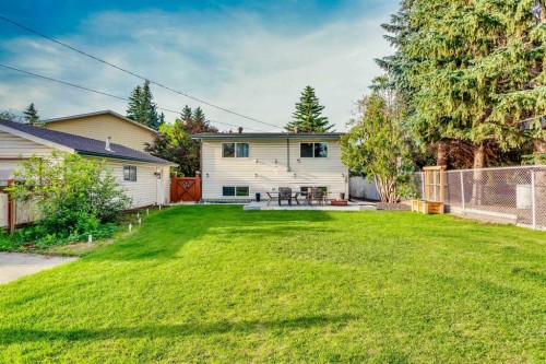 15 Southdale Bay Sw, Calgary, AB - Outdoor