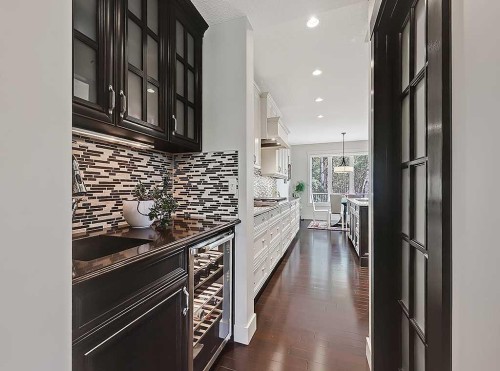 9318 14 Avenue Sw, Calgary, AB - Indoor