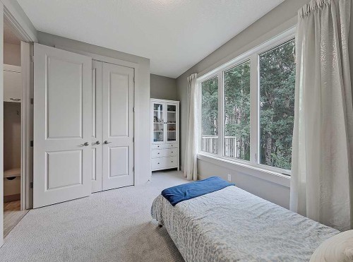 9318 14 Avenue Sw, Calgary, AB - Indoor Photo Showing Bedroom