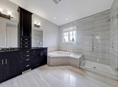 9318 14 Avenue Sw, Calgary, AB - Indoor Photo Showing Bathroom