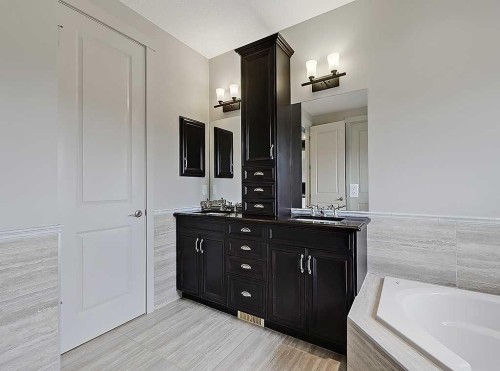 9318 14 Avenue Sw, Calgary, AB - Indoor Photo Showing Bathroom