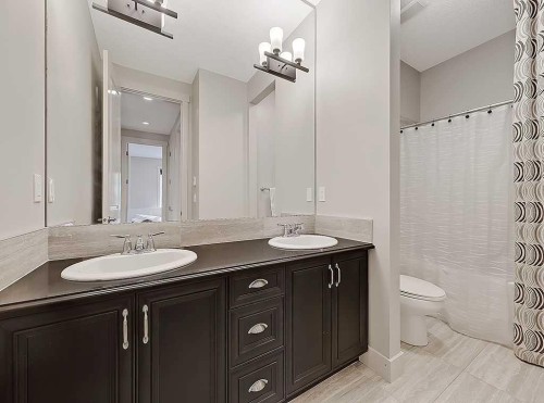 9318 14 Avenue Sw, Calgary, AB - Indoor Photo Showing Bathroom