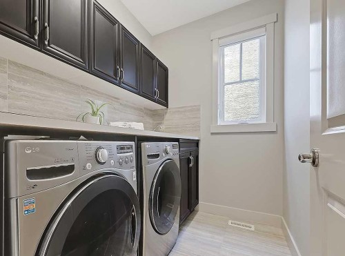 9318 14 Avenue Sw, Calgary, AB - Indoor Photo Showing Laundry Room