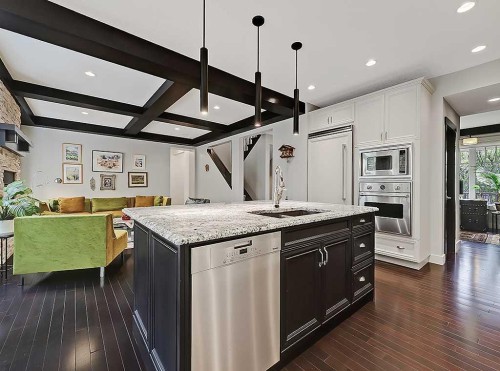 9318 14 Avenue Sw, Calgary, AB - Indoor Photo Showing Kitchen With Upgraded Kitchen