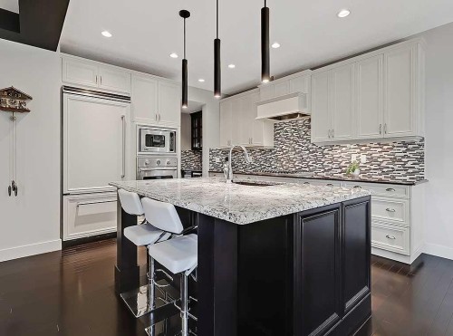 9318 14 Avenue Sw, Calgary, AB - Indoor Photo Showing Kitchen With Upgraded Kitchen
