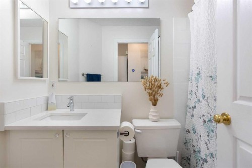1105 Country Hills Circle Nw, Calgary, AB - Indoor Photo Showing Bathroom