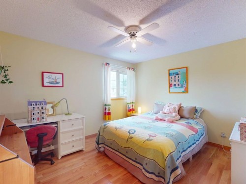55 Hampshire Grove Nw, Calgary, AB - Indoor Photo Showing Bedroom