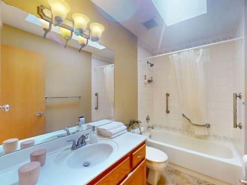 55 Hampshire Grove Nw, Calgary, AB - Indoor Photo Showing Bathroom