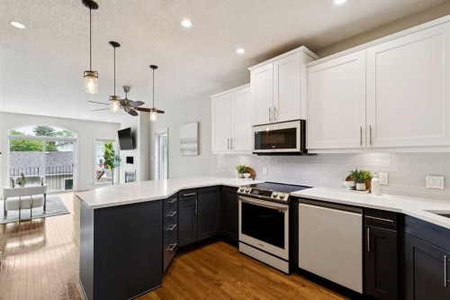 3611 Parkhill Street Sw, Calgary, AB - Indoor Photo Showing Kitchen With Upgraded Kitchen