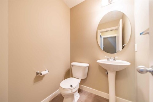 941 Mckenzie Towne Manor Se, Calgary, AB - Indoor Photo Showing Bathroom