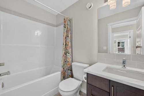 709-474 Seton Circle Se, Calgary, AB - Indoor Photo Showing Bathroom