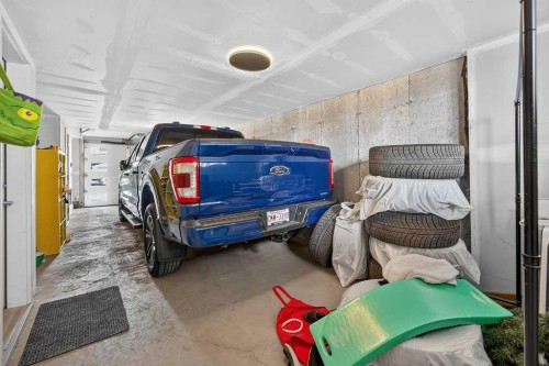 709-474 Seton Circle Se, Calgary, AB - Indoor Photo Showing Garage