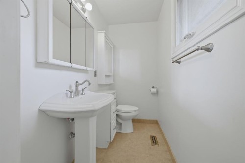 248 Parkland Crescent Se, Calgary, AB - Indoor Photo Showing Bathroom