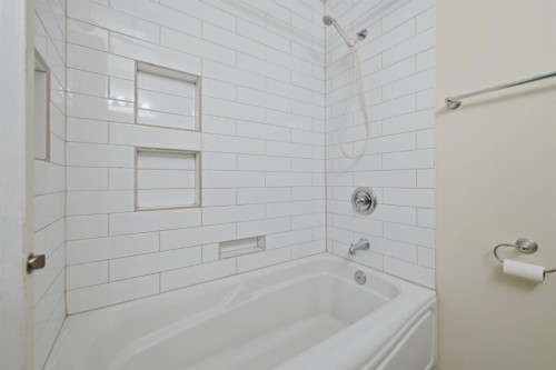 248 Parkland Crescent Se, Calgary, AB - Indoor Photo Showing Bathroom