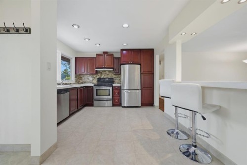 248 Parkland Crescent Se, Calgary, AB - Indoor Photo Showing Kitchen