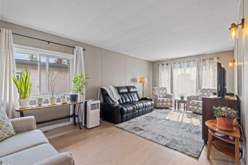 113 Spring Haven Court Se, Airdrie, AB - Indoor Photo Showing Living Room