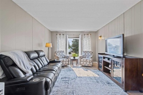 113 Spring Haven Court Se, Airdrie, AB - Indoor Photo Showing Living Room