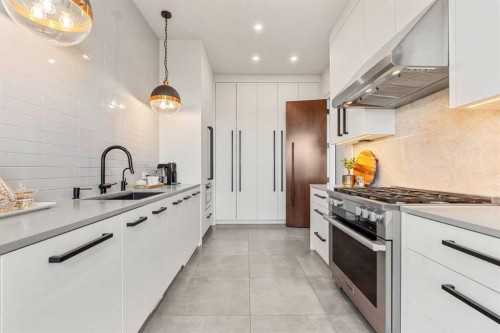 315 Aspen Ridge Place Sw, Calgary, AB - Indoor Photo Showing Kitchen With Upgraded Kitchen